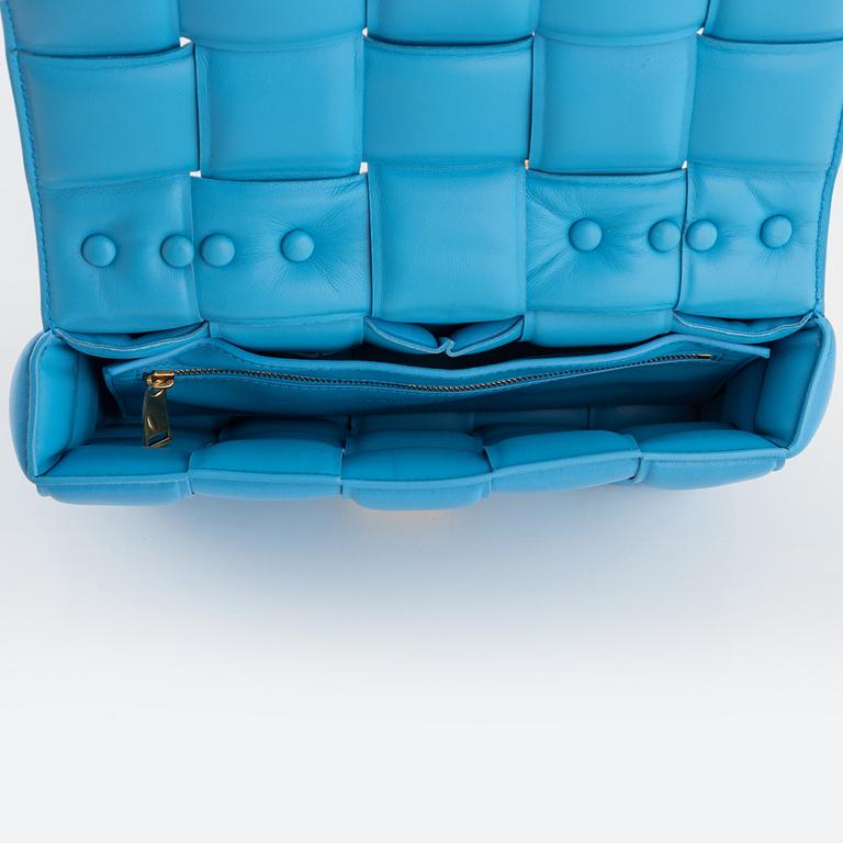Bottega Veneta, a 'Chain Casette bag'.