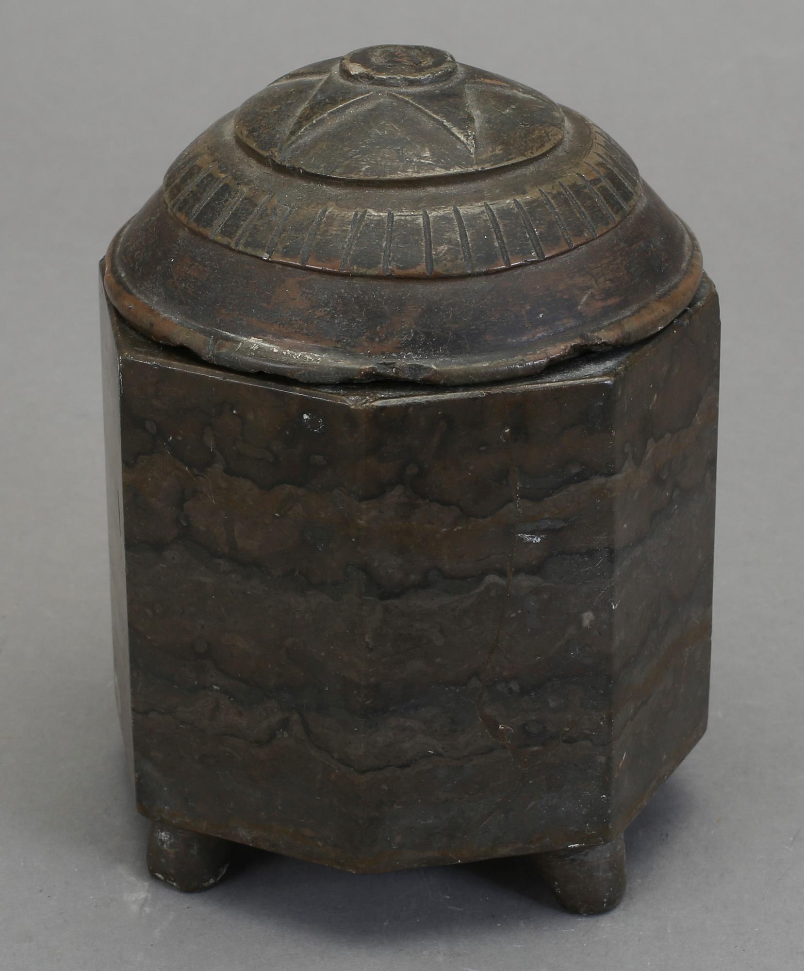 TOBAKSBURK, kalksten, 1800-talets första hälft/mitt.