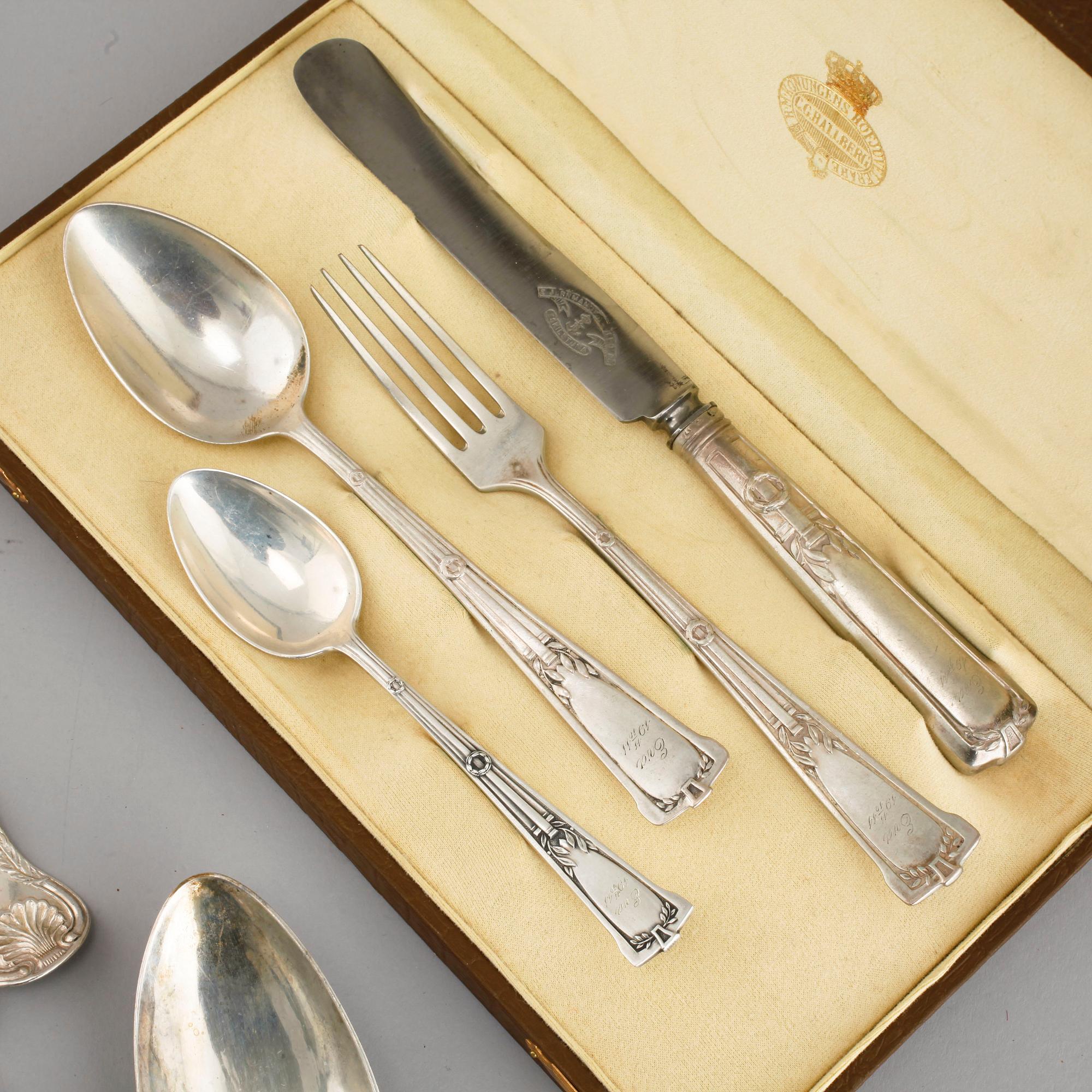 12 pieces of silverware, mid 19th / and early 20th century. Weight 635 g incl steel blade.
