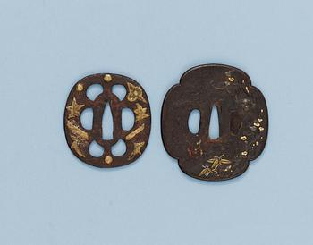 TSUBAS, två stycken, brons. Japan, Edo (1603-1868).