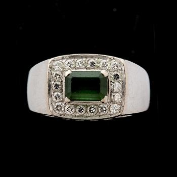 RING, 18 k vitguld med fasettslipad grön sten troligen peridot,samt diamanter ca 0,28 ct enligt gravyr.