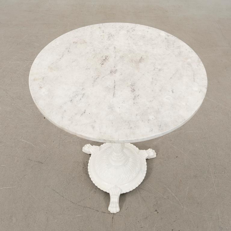 Garden table, Byarum late 20th century and chairs.
