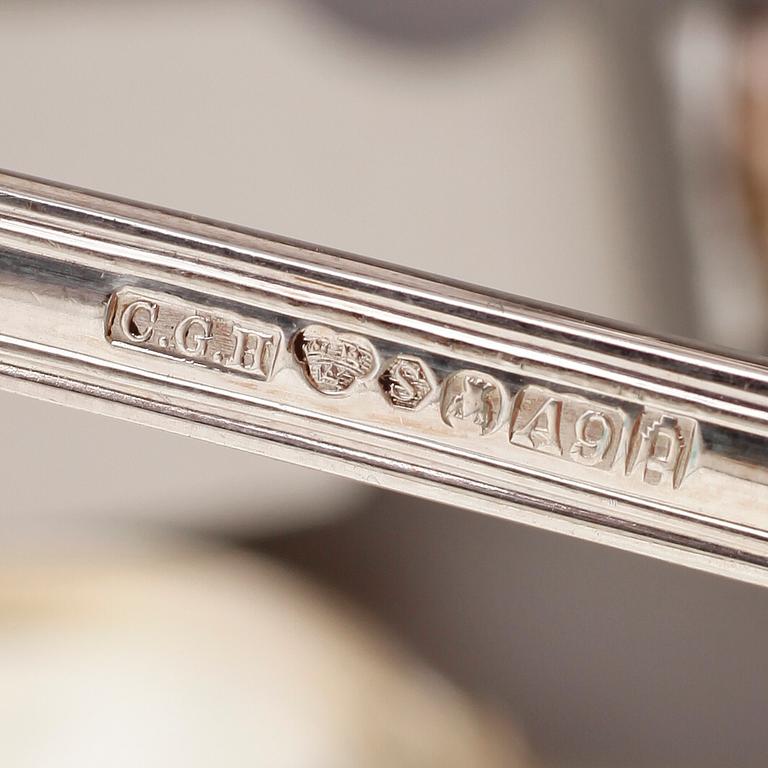 BESTICKDELAR, 81 delar, silver, modell Olga, CG Hallberg, bla 1932. Vikt exkl knivar 1783 g, inkl knivar ca 1978 g.