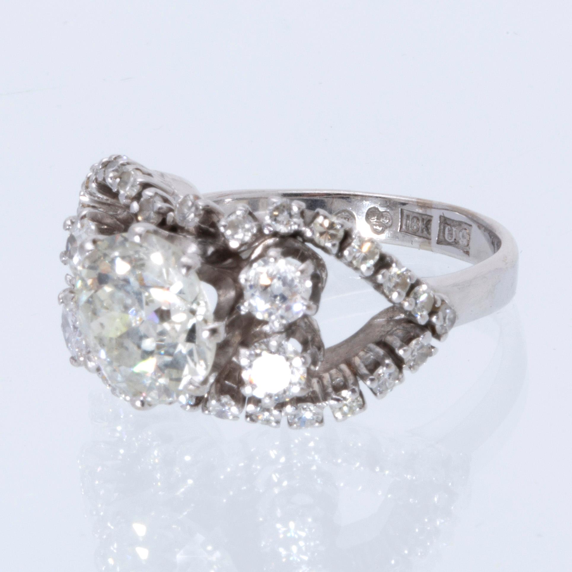 Ring 18K whitegold 1 old-cut diamond approx 2,40 ct approx H - I, old-and brilliant-cut diamonds approx 1 ct.