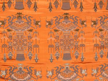 A Chinese silk bed spread/drapery, late Qing dynasty, circa 1900.