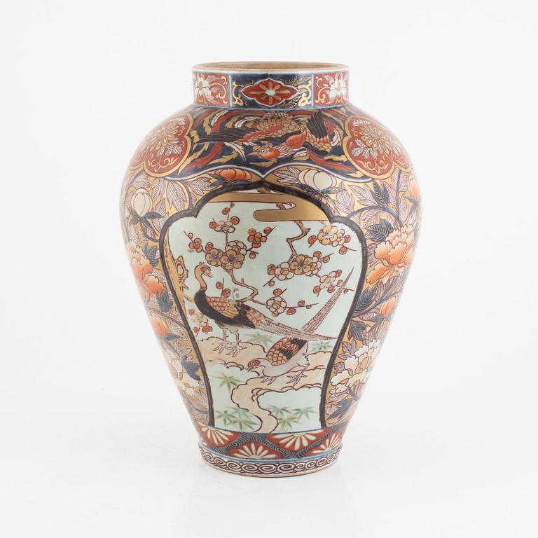 A Japanese imari urn, 20th century.