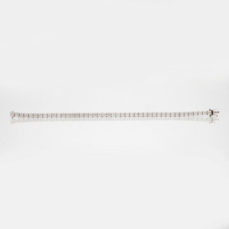 A line bracelet with 44 brilliant cut diamonds, total carat weight ca 7.73 cts. Quality ca G-H/VS-SI.