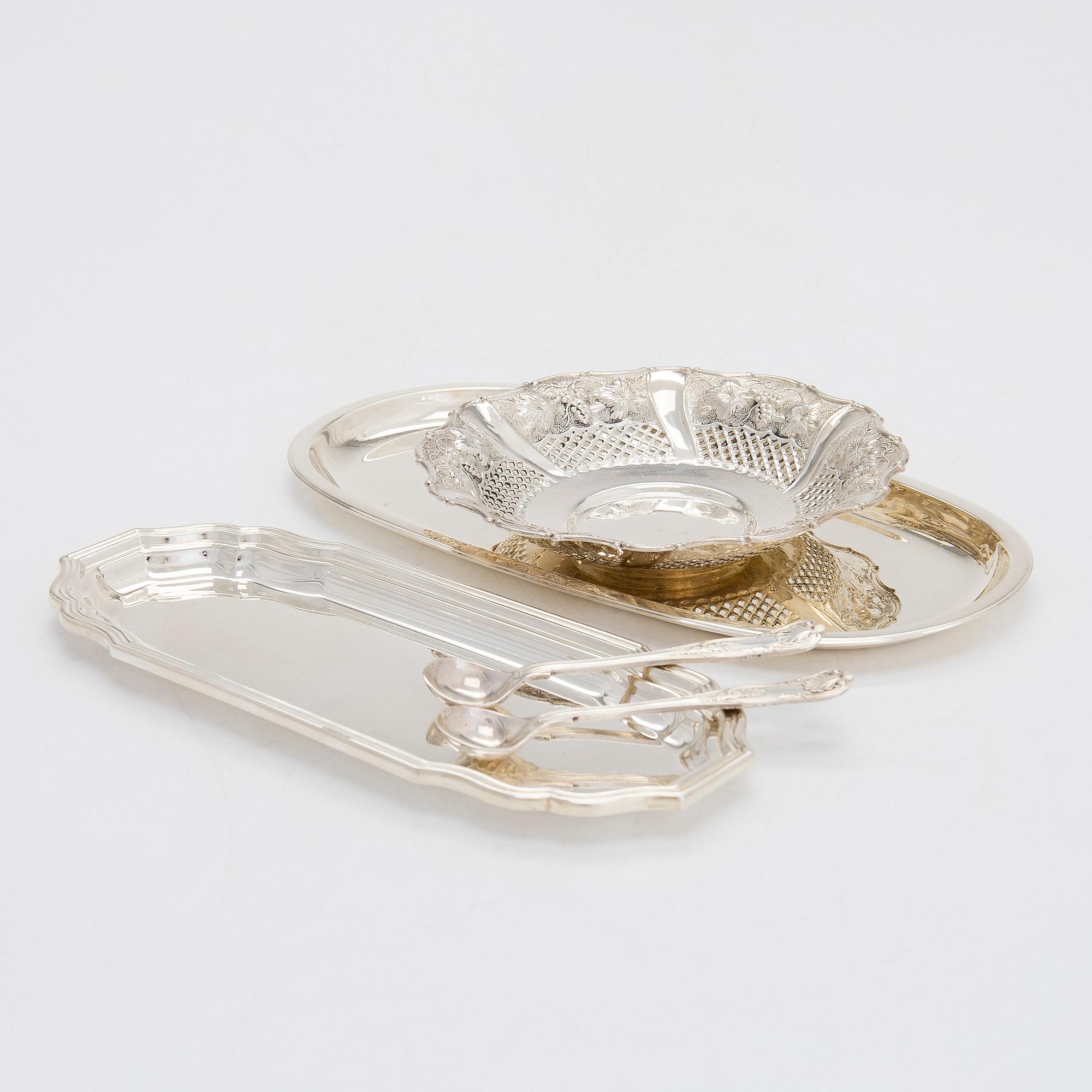 Fat, 2 st, silver, Italien och Tyskland, samt skål och ett par saltskedar, England, 1900-talets senare hälft.