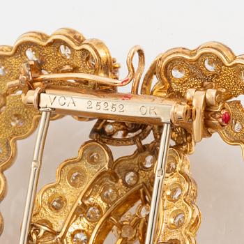 Van Cleef & Arpels brosch/hänge 18K guld med runda briljantslipade diamanter.