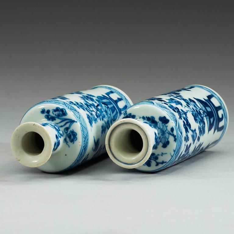 A pair of blue and white vases, Qing dynasty, Kangxi (1662-1722).