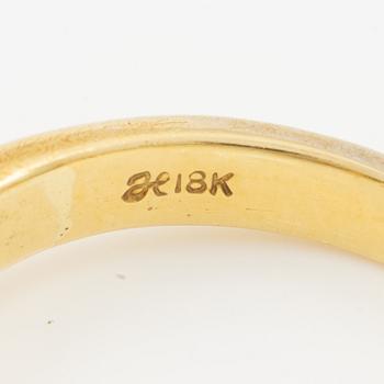 Ring 18K guld med en smaragd samt en droppformad briljantslipad diamant.