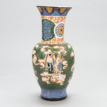 Lattiamaljakko, keramiikkaa, Kiina 1950-luku.