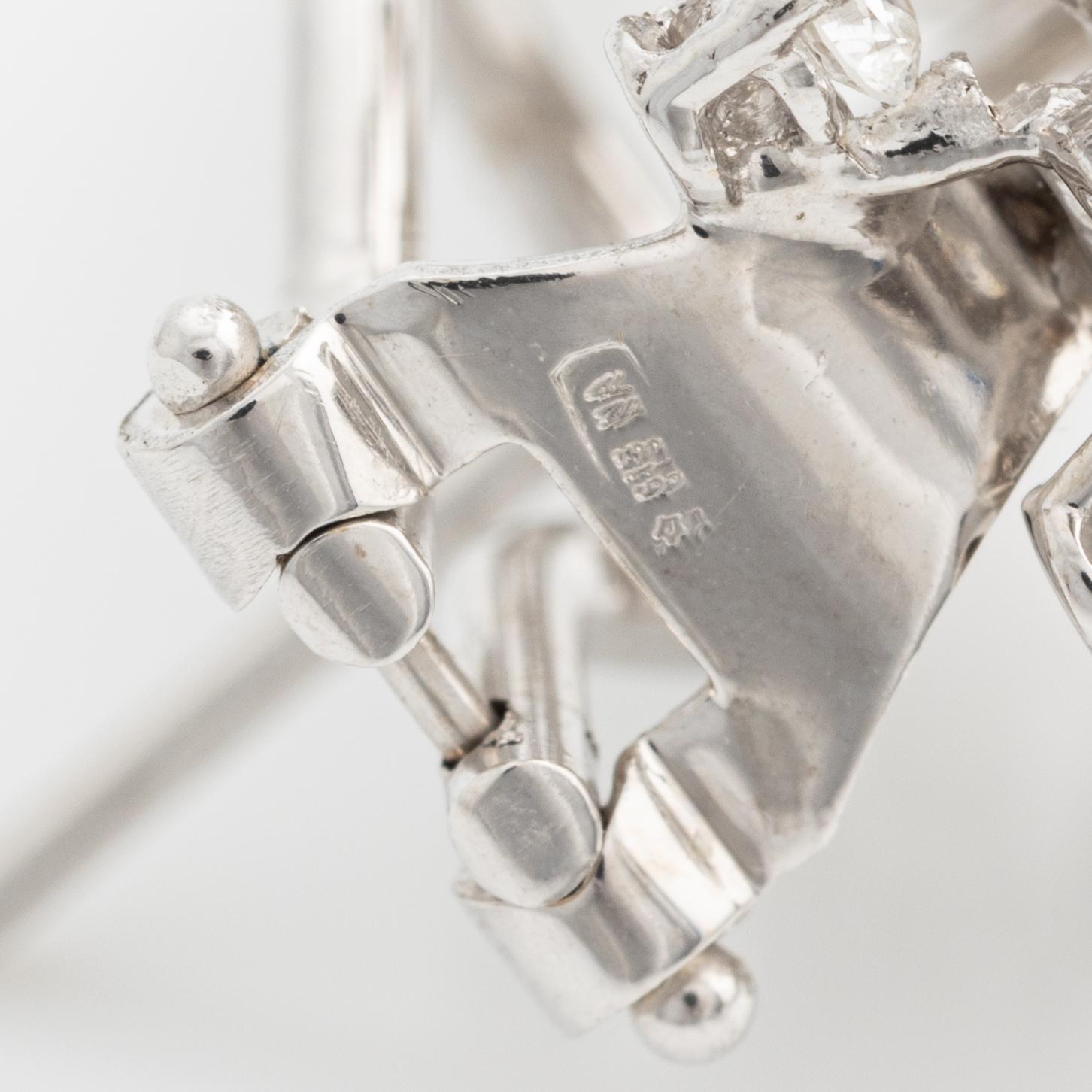 Örhängen, med briljantslipade diamanter.