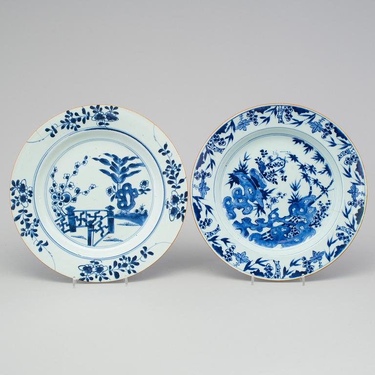 Two Chinese export porcelain dishes, early 18th century.