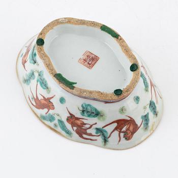 A Chinese enamelled serving dish, Qing dynasty, 19th century.