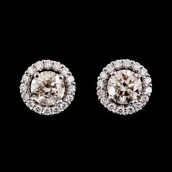 ÖRHÄNGEN, 1 par, 18 k vitguld, med briljanstlipade diamanter totalt 1.44 ct, avtagbar krans av diamanter totalt 0.45 ct.