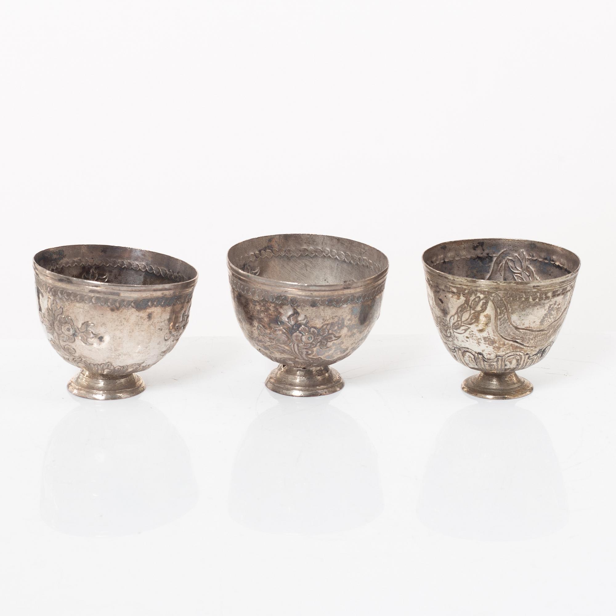 Skålar, tre stycken samt tre bägare och figurin, metall, Centralasien.