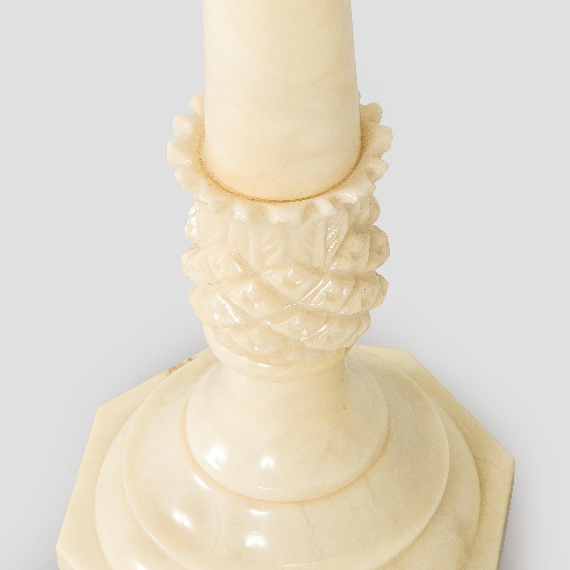 Sidobord, alabaster, 1900-tal.