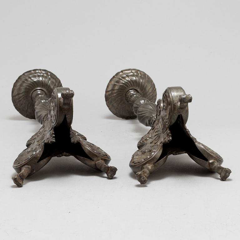 A PAIR OF PEWTER CANDLESTICKS, 17TH/18TH CENTURY.