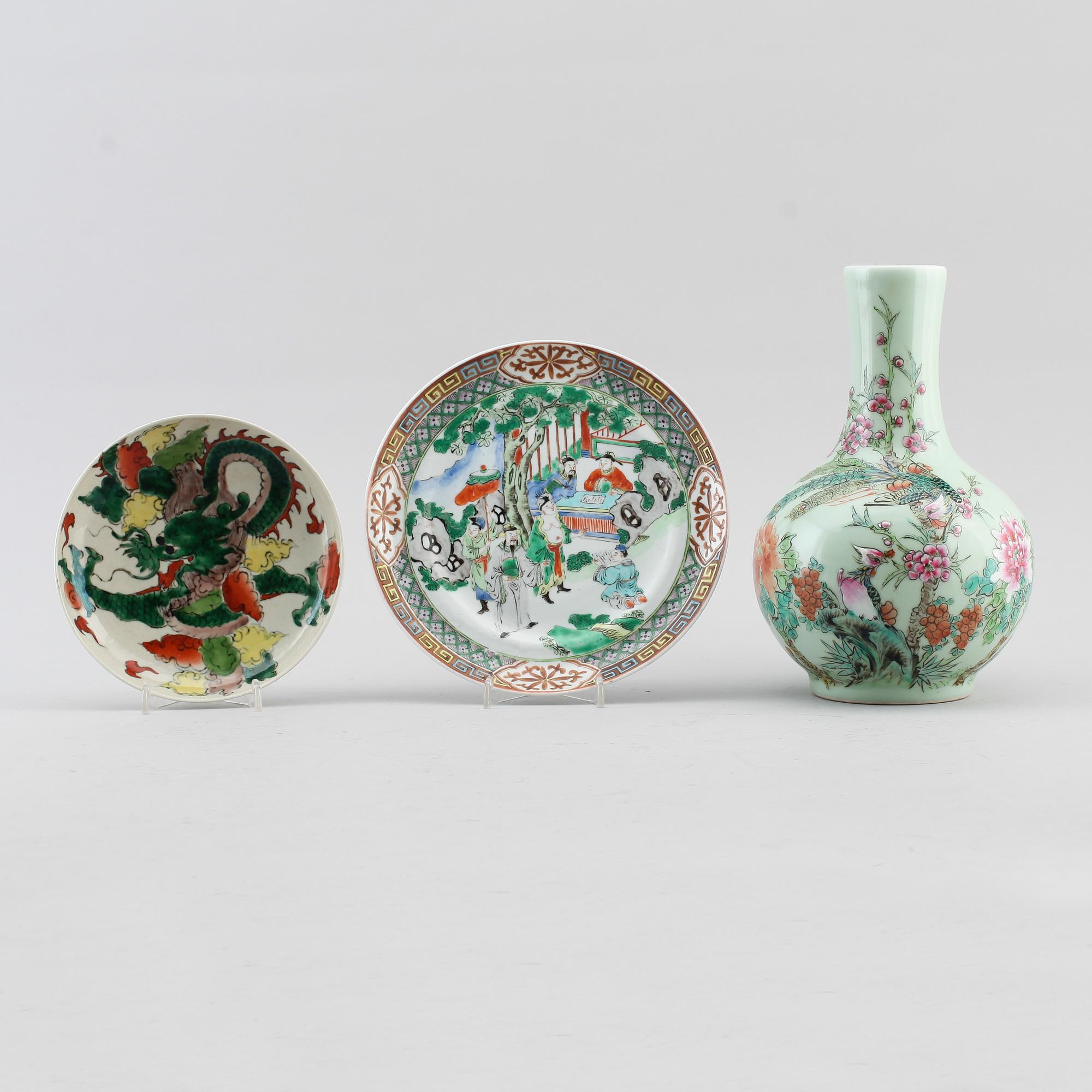 VAS samt TALLRIKAR, 2 st, porslin, Kina, 1900-tal.