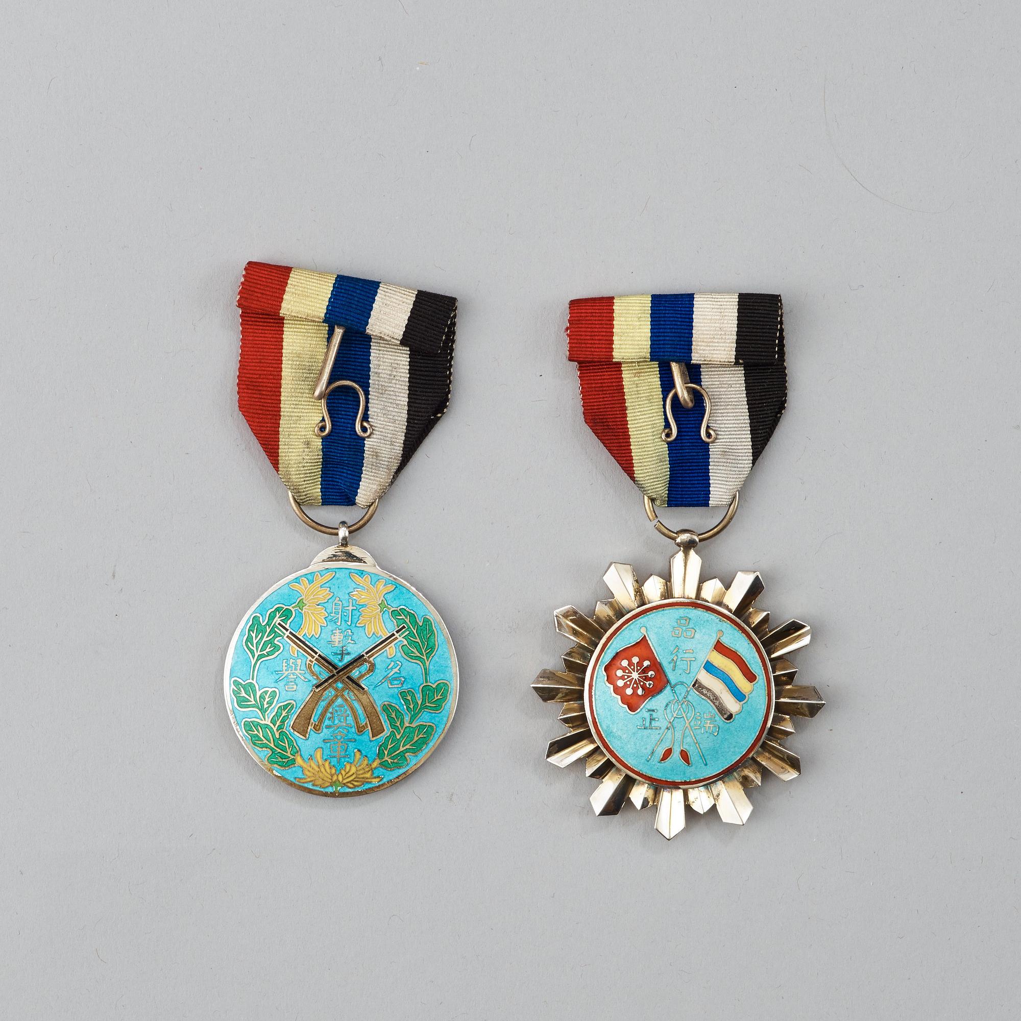 MEDALJER, emalj, förgyllt silver m.m. Kina, tidigt 1900-tal.