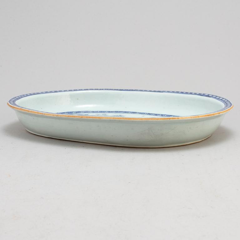 An 18th century Chinese Qing dynasty blue and white export porcelain serving dish,