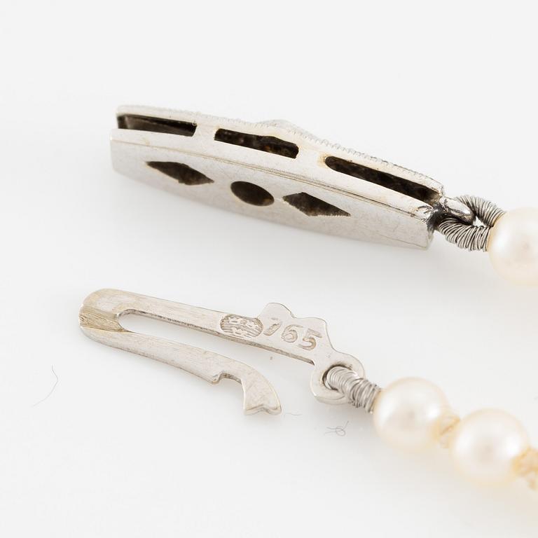 Collier med doserade odlade pärlor lås 18K vitguld med en diamant.