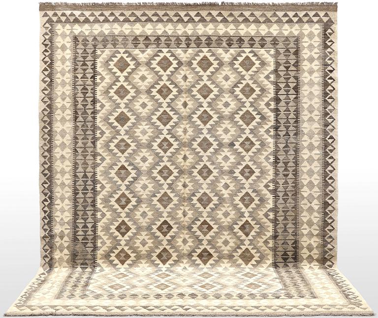 A Kilim rug, approx. 297 x 203 cm.