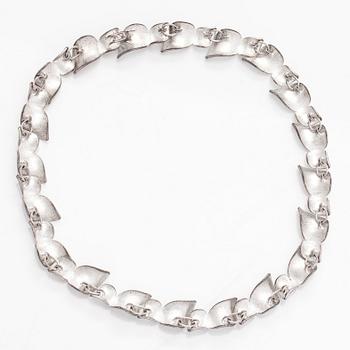 Chao-Hsien Kuo, a sterling silver necklace 'Sparkling Spring', Lapponia 2012.