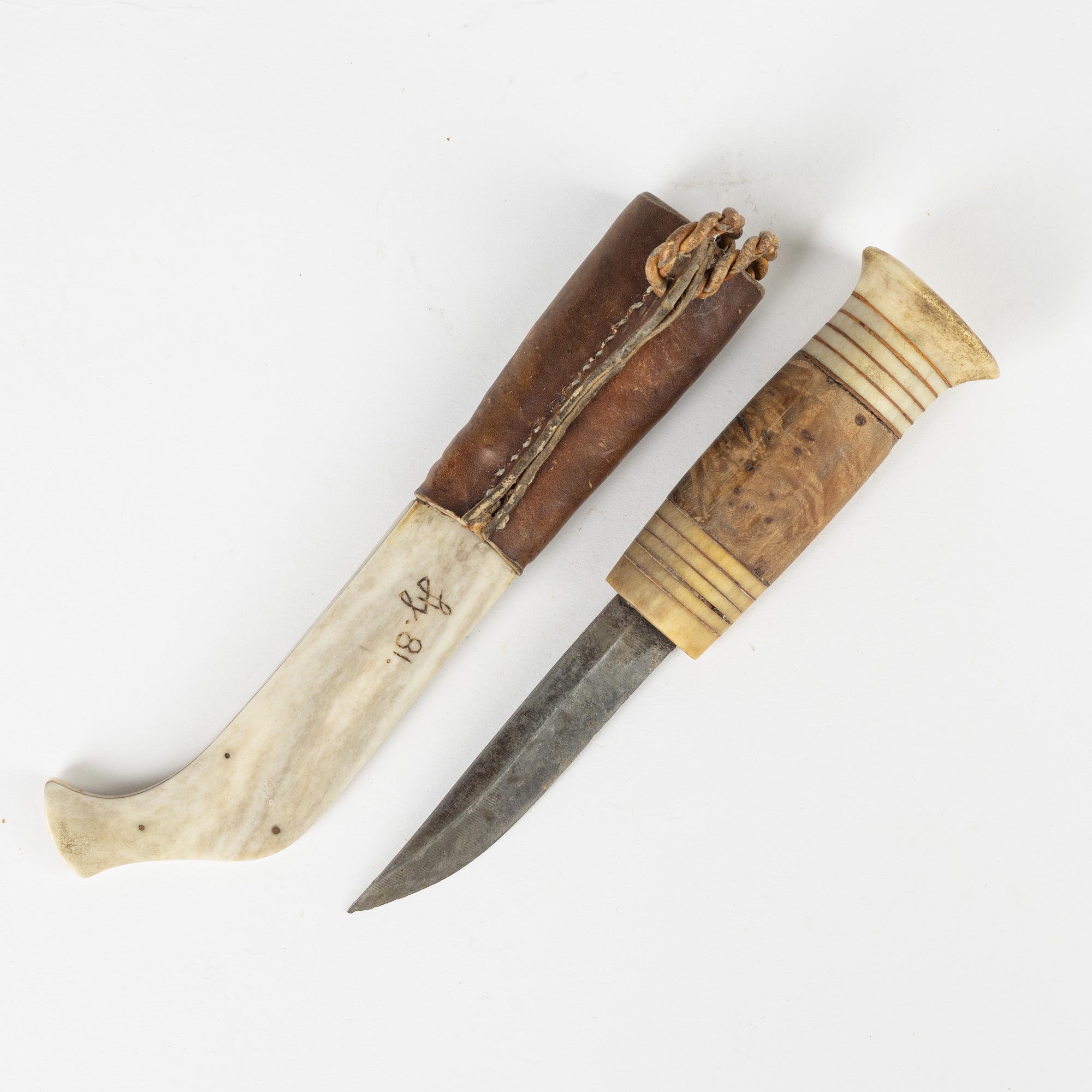 A reindeer horn knife attriburted to Hendrik Juuso, signed and dated -81 cm.