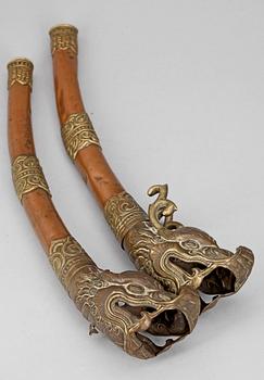 CEREMONIHORN, 2 st, mässing samt koppar, Tibet, trol 1800-tal.