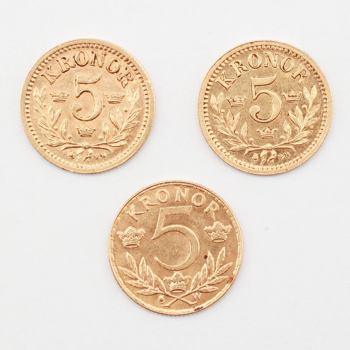 GULDMYNT, 3 st, fem kronor, 1881, 1886 samt 1920. Vikt ca 7 gram.