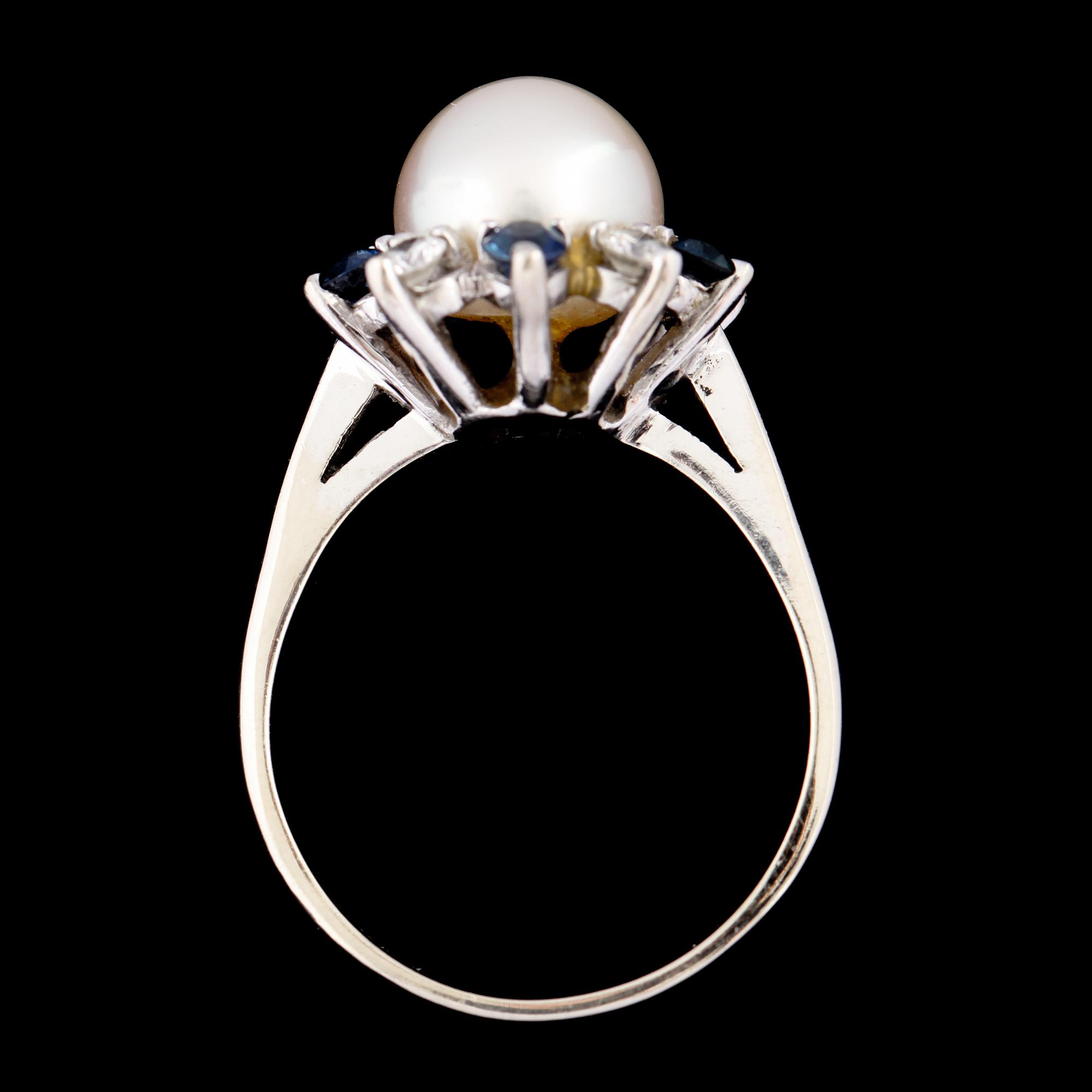 RING, 14K vitguld med odlad pärla, 5 fasettslipade blå safirer samt 5 briljantslipade diamanter, ca 0.35 ct. Vikt 4,9 g.