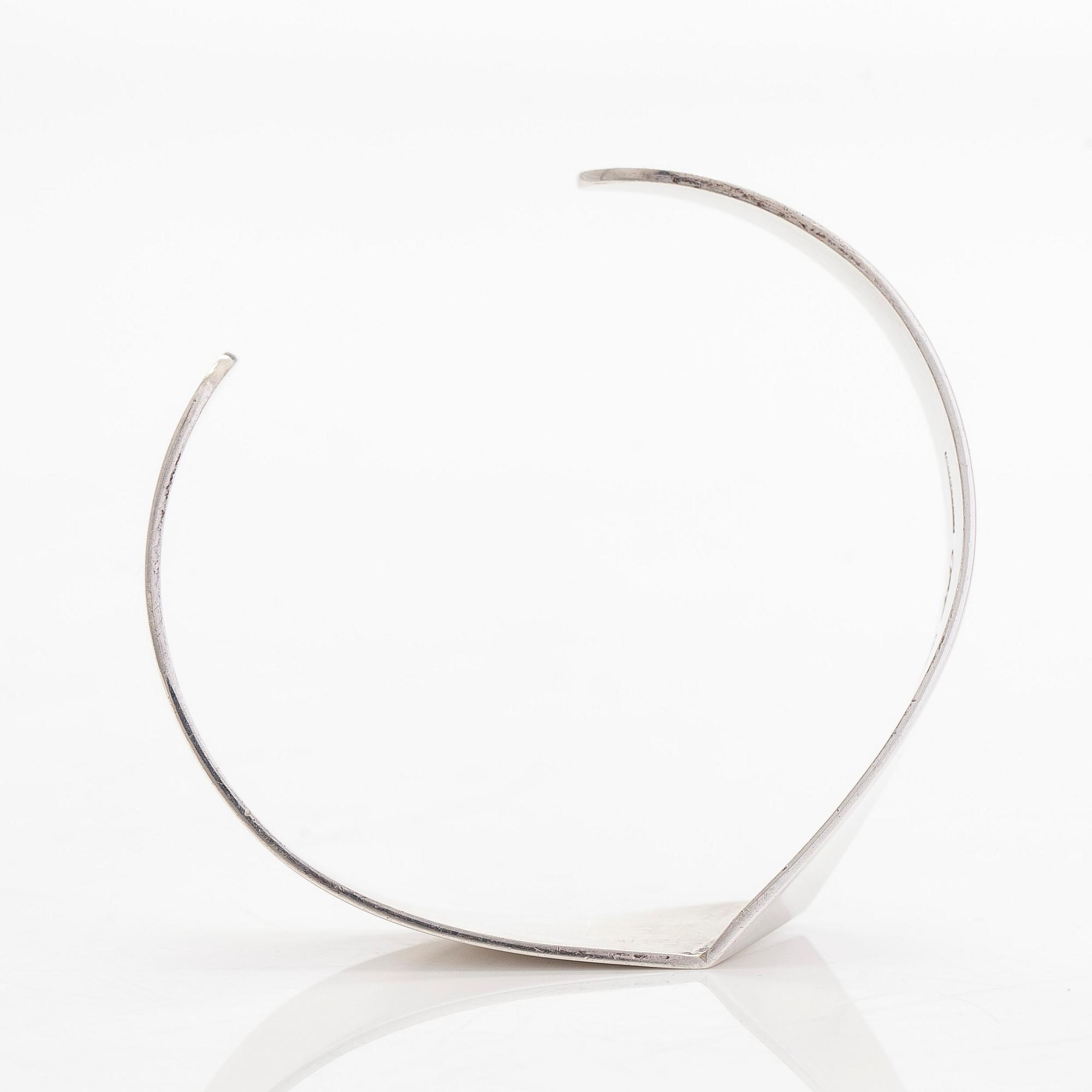 Pekka Piekäinen, a sterling silver bangle, Platinoro, Turku 2008.