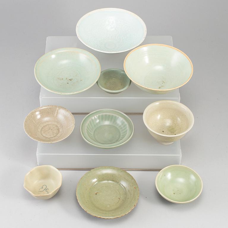 A group of ten Southeast asian ceramic bowls/dishe, 20th century.