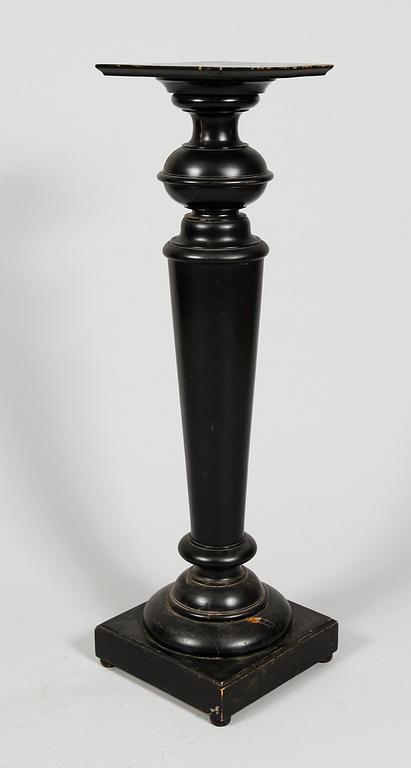 PIEDESTAL, sent 1800-tal, svartmålad.