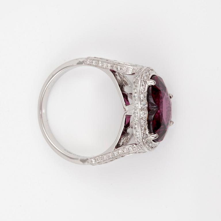A 6.12 ct heart-shaped rhodolite garnet and brilliant-cut diamond ring. Total carat weight of diamonds circa 0.98 ct.