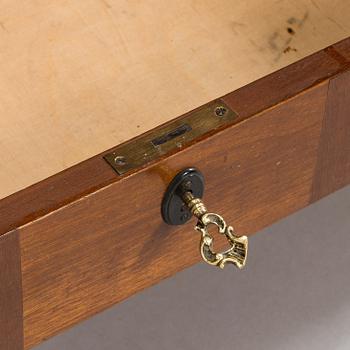 Lauri Järveläinen, kirjakaappi, Tampereen Höyrypuuseppä oy, Tampere 1920-luku.