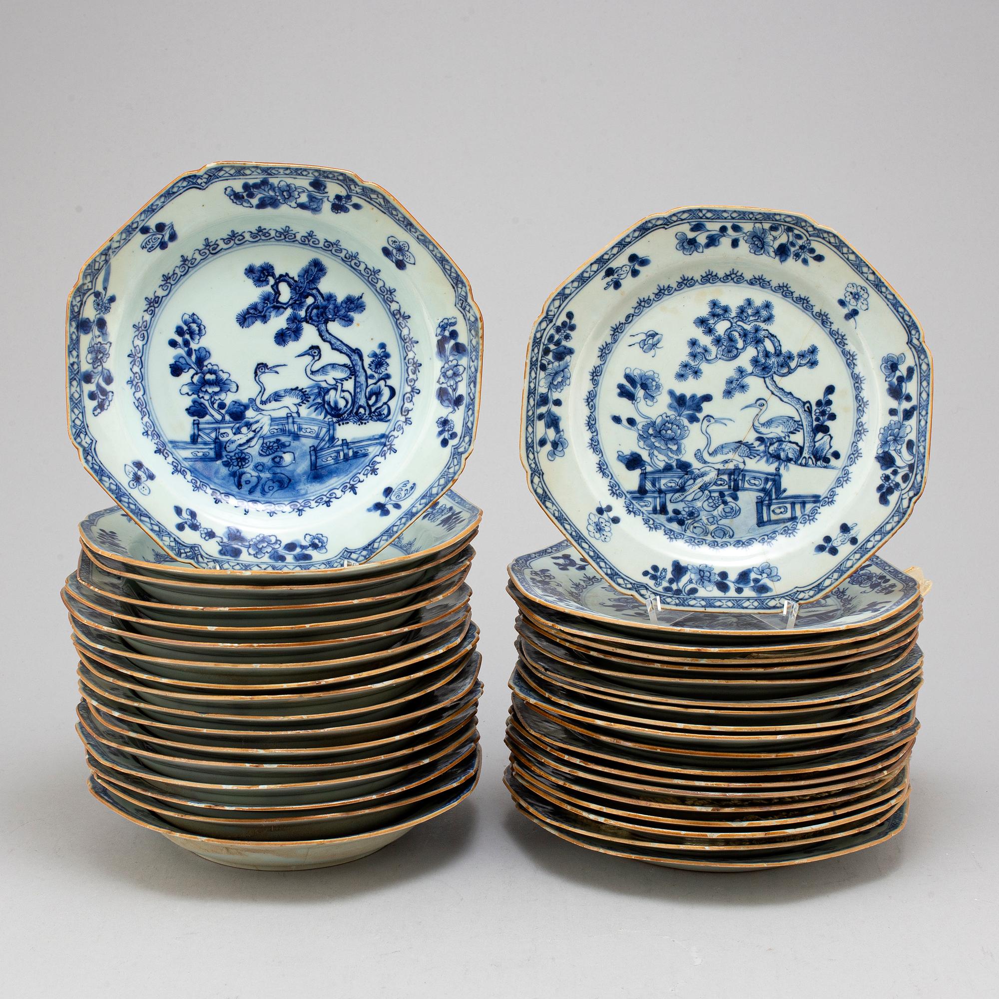 36 blue and white export porcelain dishes/plates, Qing dynasty, Qianlong (1736-95).