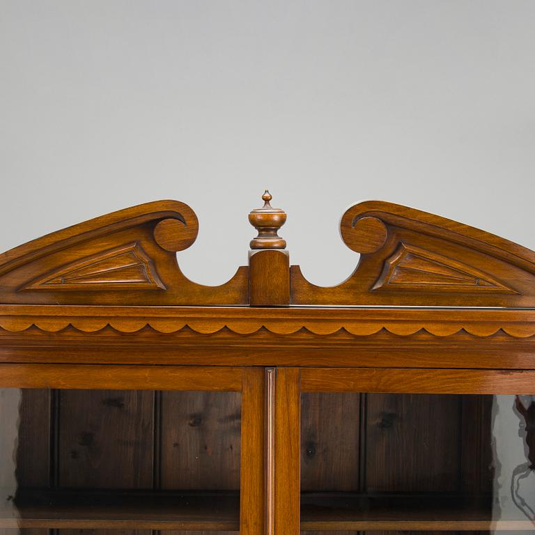 Vitrinskåp, 1900-talets första hälft.