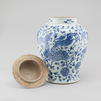 A Chinese porcelain urn from around year 1900.