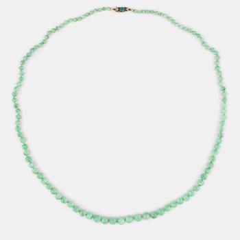 1061. A jadeite bead necklace Ø ca 4.2 - 9 mm with an 18K gold clasp set with chrysoprase and rose-cut diamonds.