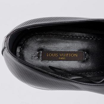 A pair of Louis Vuitton shoes, size 8,5.