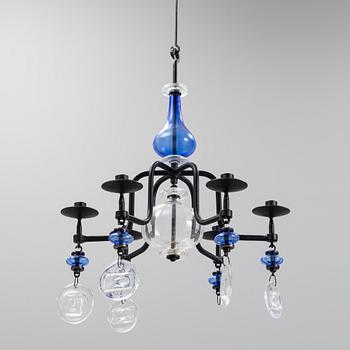 Erik Höglund, ljuskrona samt ljusstakar, ett par, glas och järnsmide.