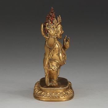 DHARMAPALA, förgylld brons, Sinotibetansk. Troligen 1700-tal.