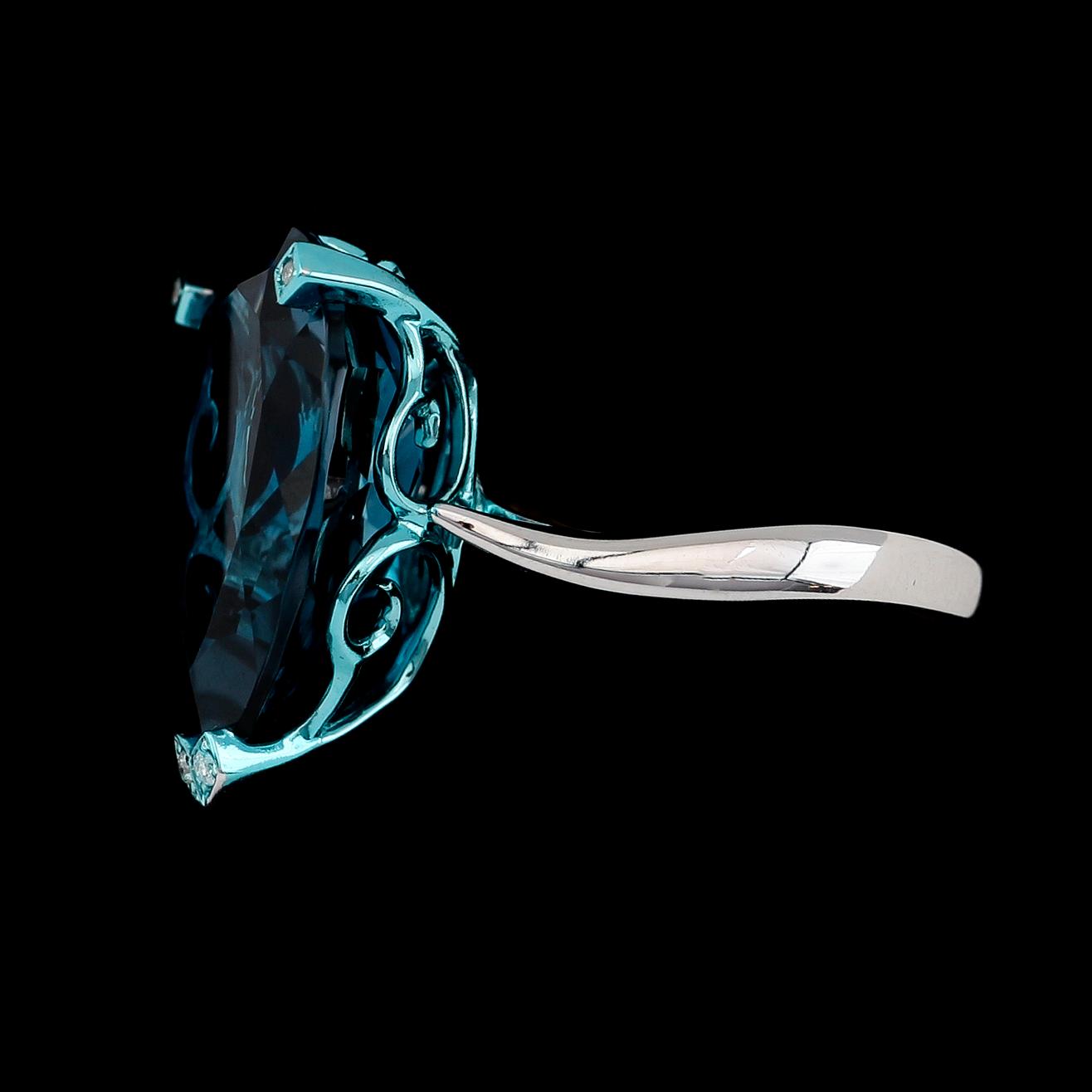 RING, 14K vitguld, blå topas samt diamanter.