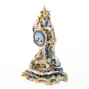 Bordspendyl, porslin, Frankrike, 1800-talets andra hälft.