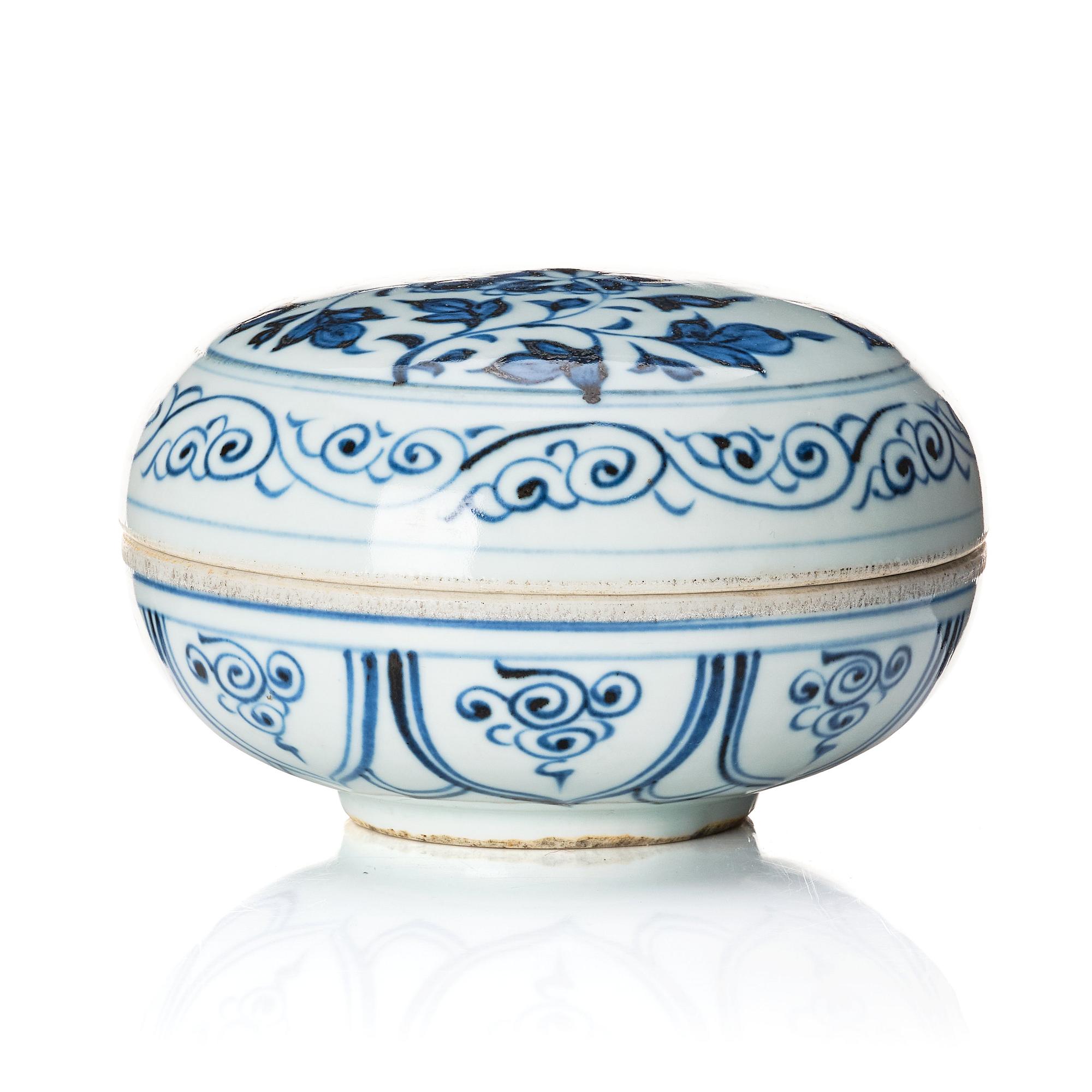 A blue and white ming style box with cover, Qing dynasty, Yongzheng (1723-35).