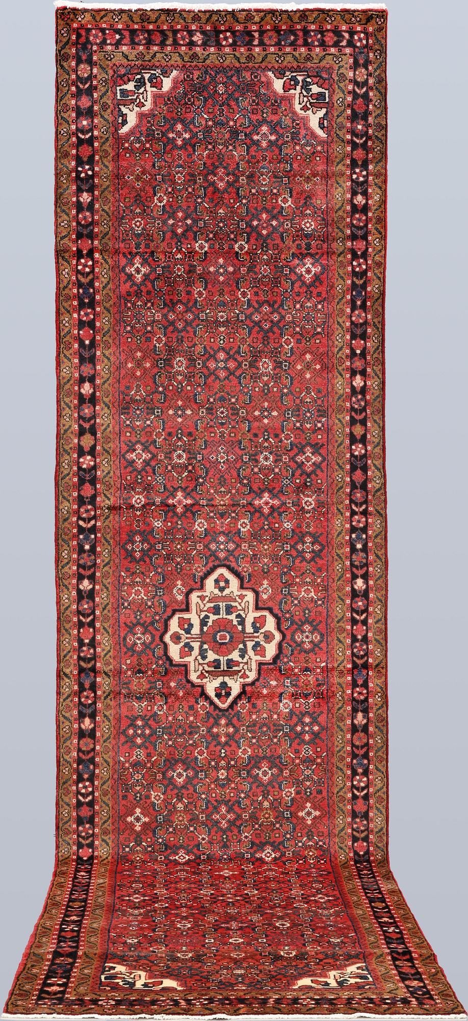 A Hamadan runner, approx. 425 x 108 cm.