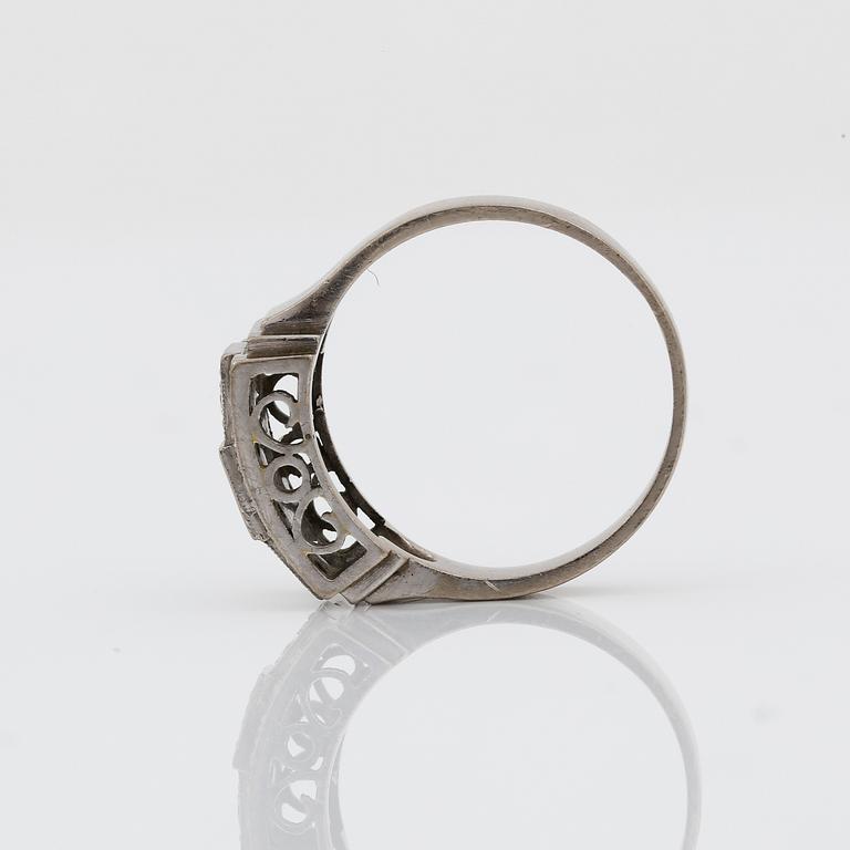 RING, 18K vitguld med olika slipade diamanter, tot ca 0,44 ct, Cesons, Göteborg, 1973. Vikt 5,23 g.